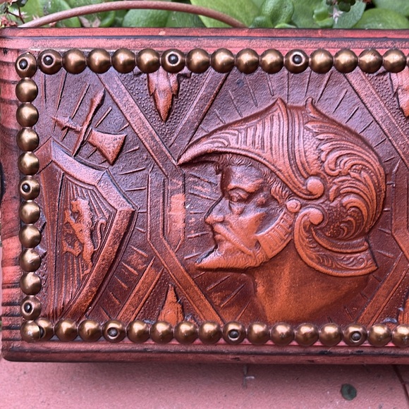 Vintage wood and carved leather dresser jewelry box - Picture 12 of 16